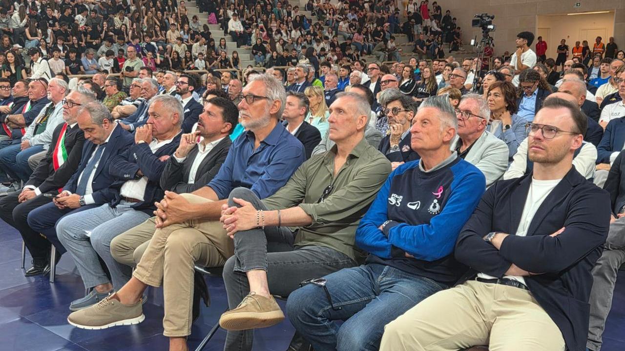 Inaugurato il nuovo Palasport di Castelonvo Monti: presenti i campioni di volley Zorzi, Cantagalli e Lucchetta