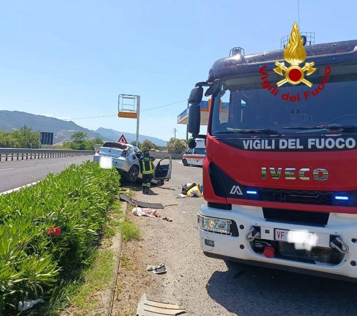 Auto fuori strada sulla 131 Dcn: un ferito in ospedale