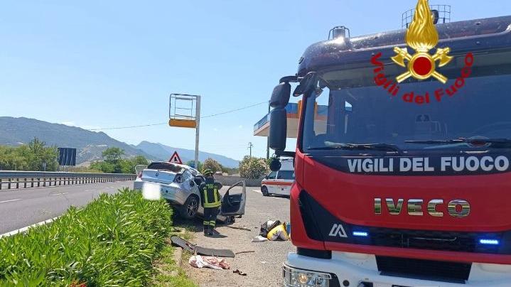 Auto fuori strada sulla 131 Dcn: un ferito in ospedale
