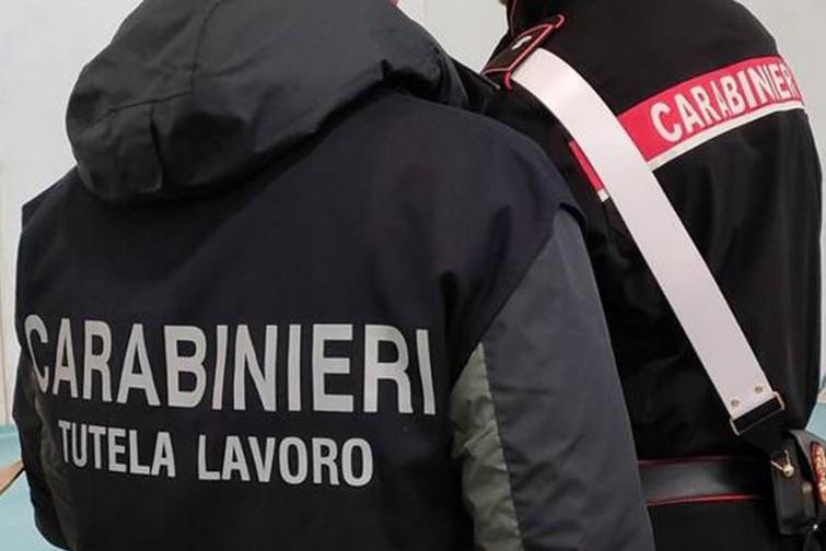 Blitz notturno in un locale a Cavezzo: 7 lavoratori in nero e violazioni sulla sicurezza, attività sospesa e maxi-multa