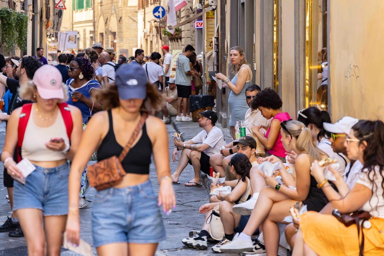 Turismo, ponte del 2 giugno: la Toscana va verso il sold-out. L’analisi: sono due i motivi principali (più la Moto Gp)