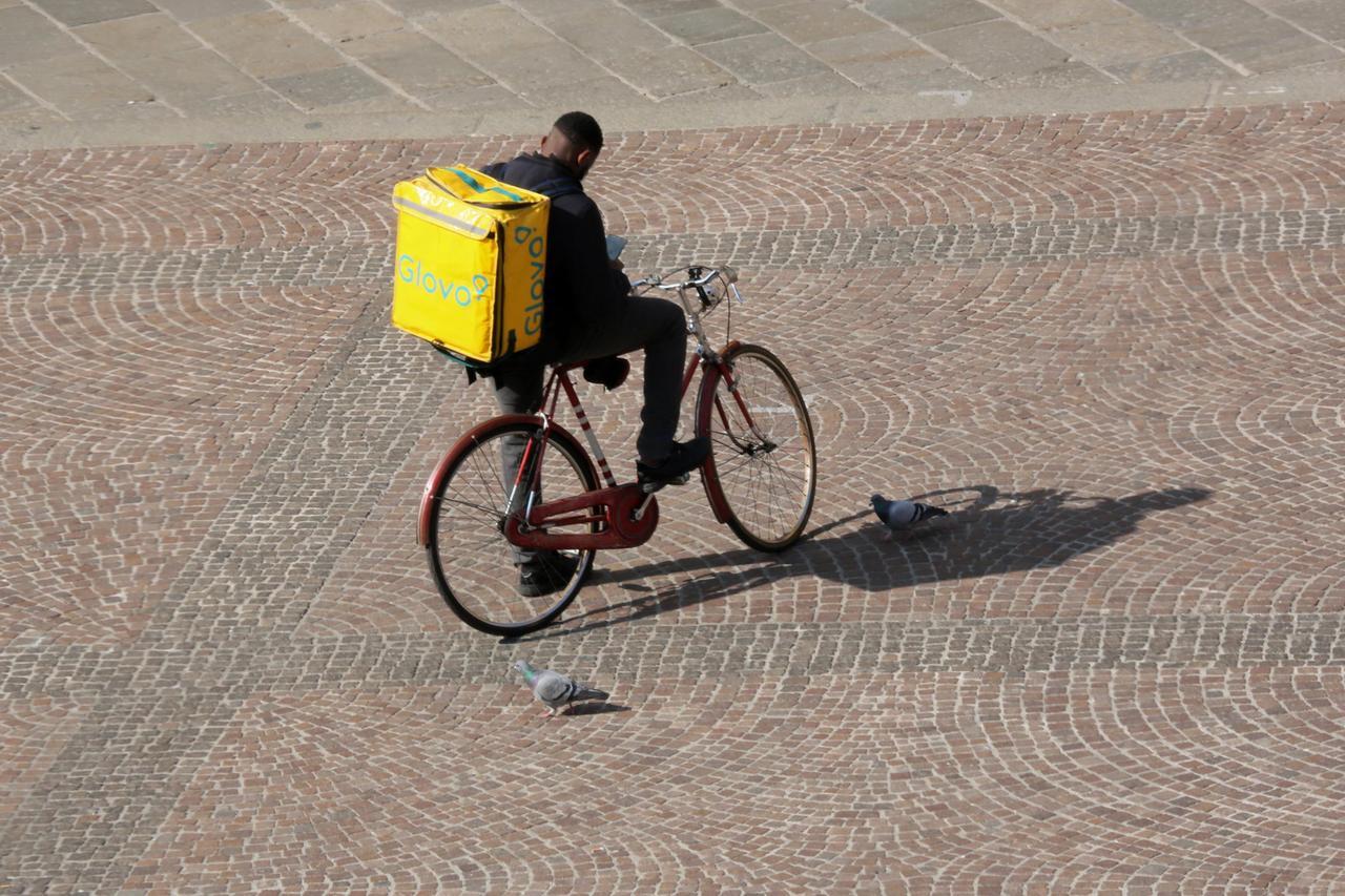 Rider aggredito e rapinato da tre uomini al Parco della Mirandola, Felsa Cisl: «Non è un caso isolato, ci vuole più sicurezza»