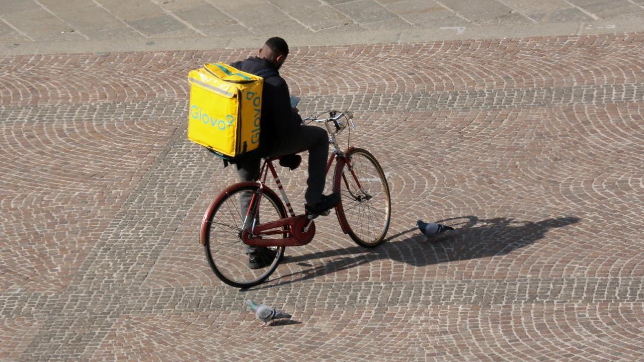 Rider aggredito e rapinato da tre uomini al Parco della Mirandola, Felsa Cisl: «Non è un caso isolato, ci vuole più sicurezza»