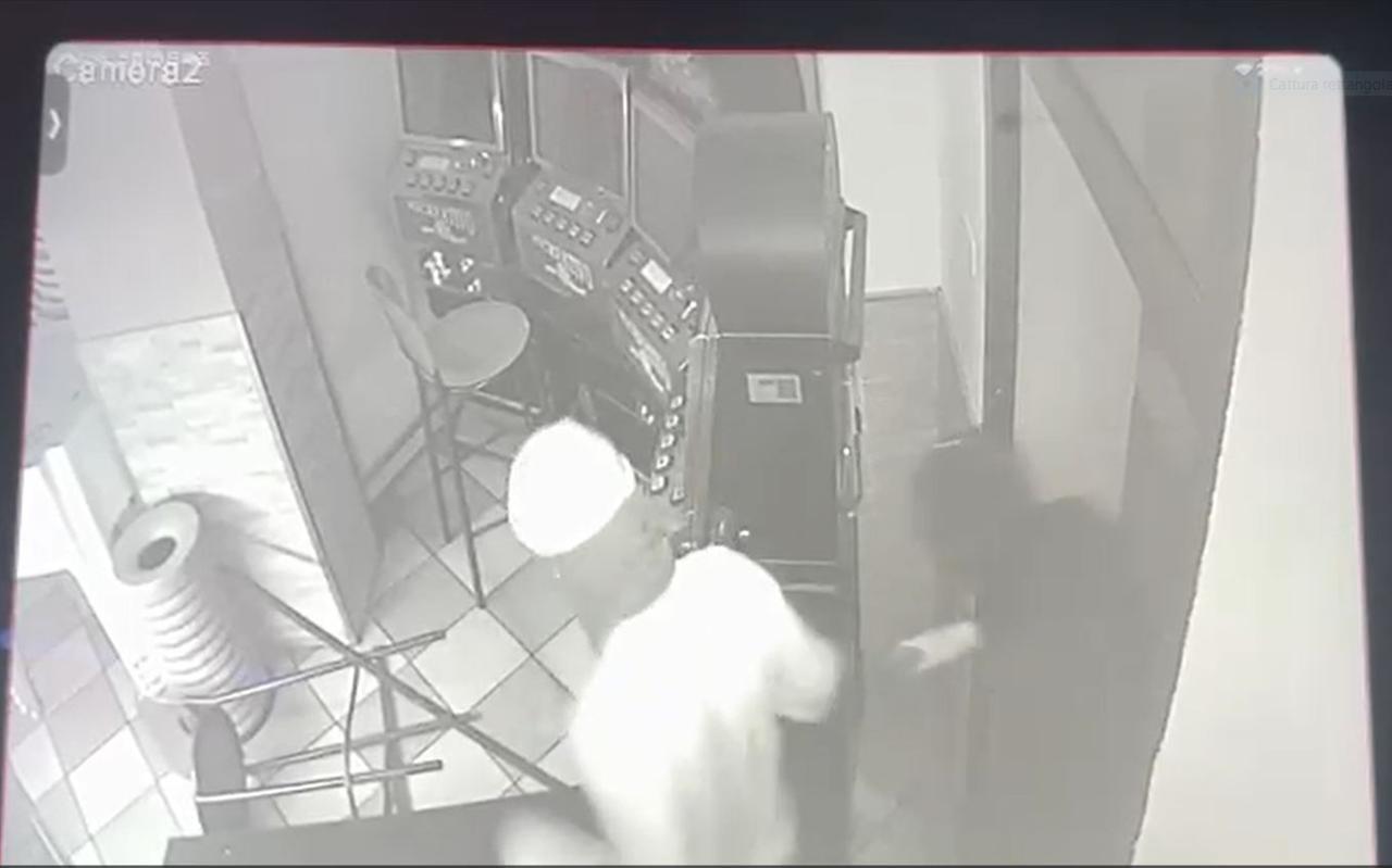Colpo al bar “Il Gioiello”: ai ladri bastano 19 secondi per portare via il cambiamonete. Ecco le immagini