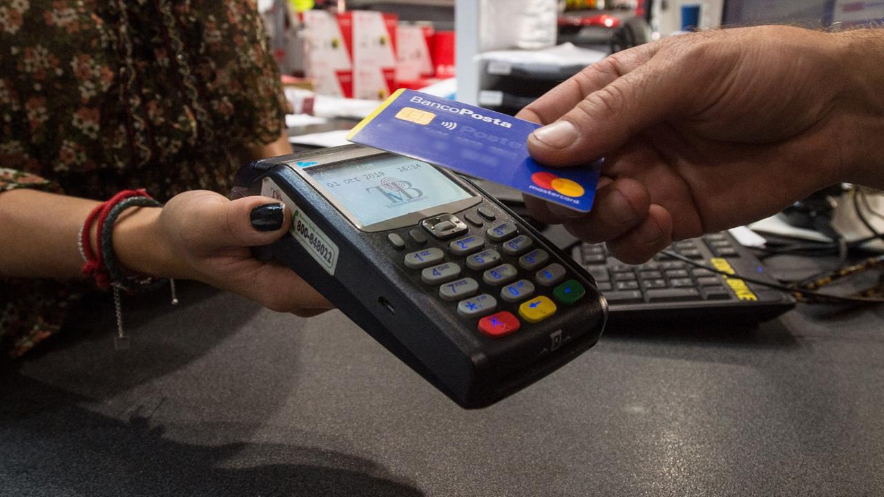 Evasione, Pos e registratori di cassa collegati: emersi 5,3 miliardi in più in due mesi