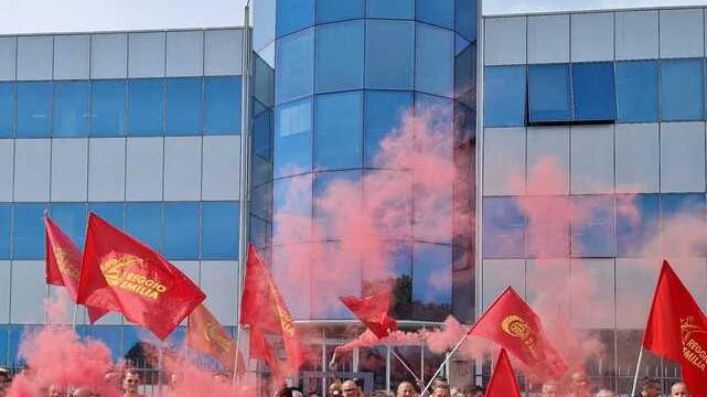 Sciopero alla Cobo di Cadelbosco Sopra. I lavoratori: «Segnali preoccupanti: temiamo la dismissione». I motivi della protesta