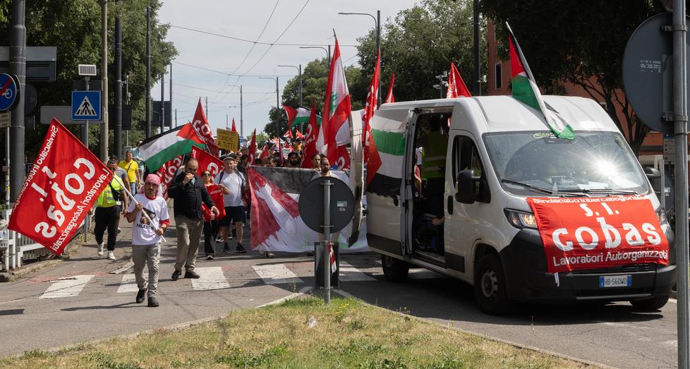 
	Il corteo (foto di Luigi Esposito)

