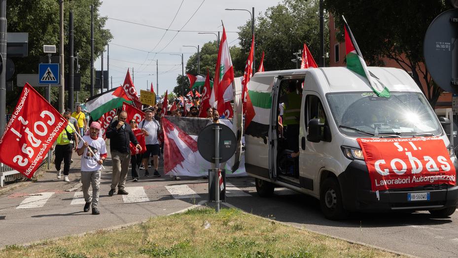 Il corteo (foto di Luigi Esposito)