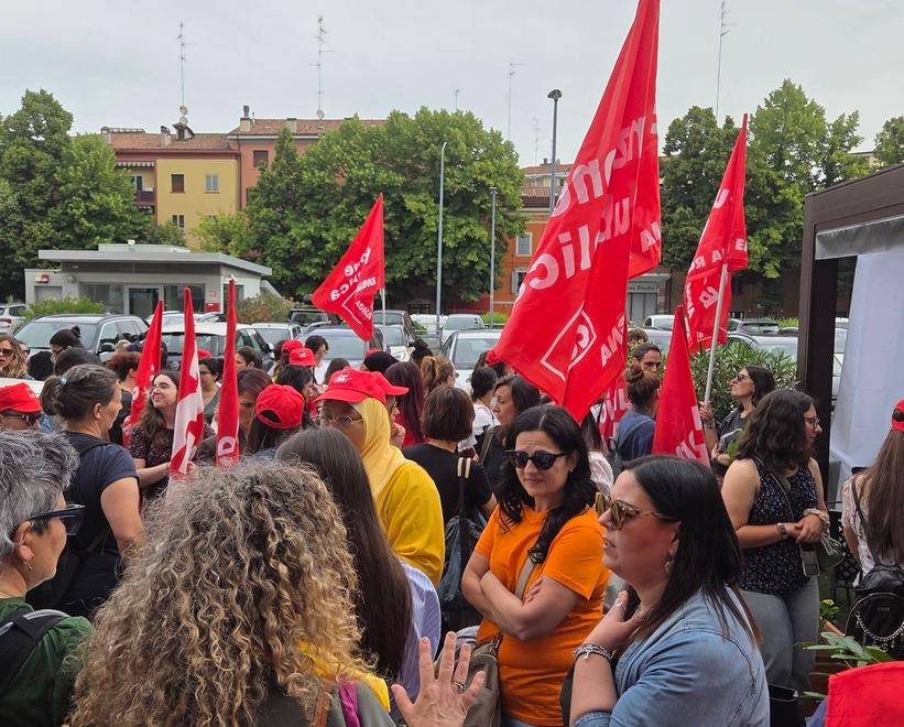 Sciopero generale, presidio degli educatori davanti alla Domus: «Basta precarietà, vogliamo dignità e contratti»
