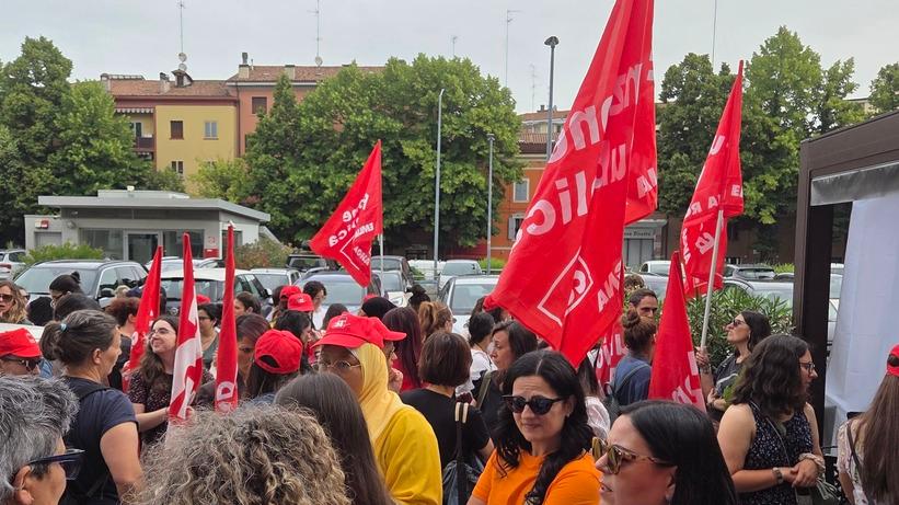 Sciopero generale, presidio degli educatori davanti alla Domus: «Basta precarietà, vogliamo dignità e contratti»