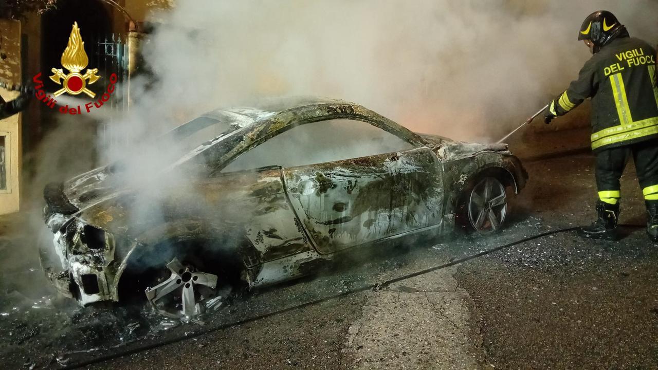 Cala Gonone, Audi distrutta dalle fiamme: un pacco sospetto trovato davanti alla casa del proprietario