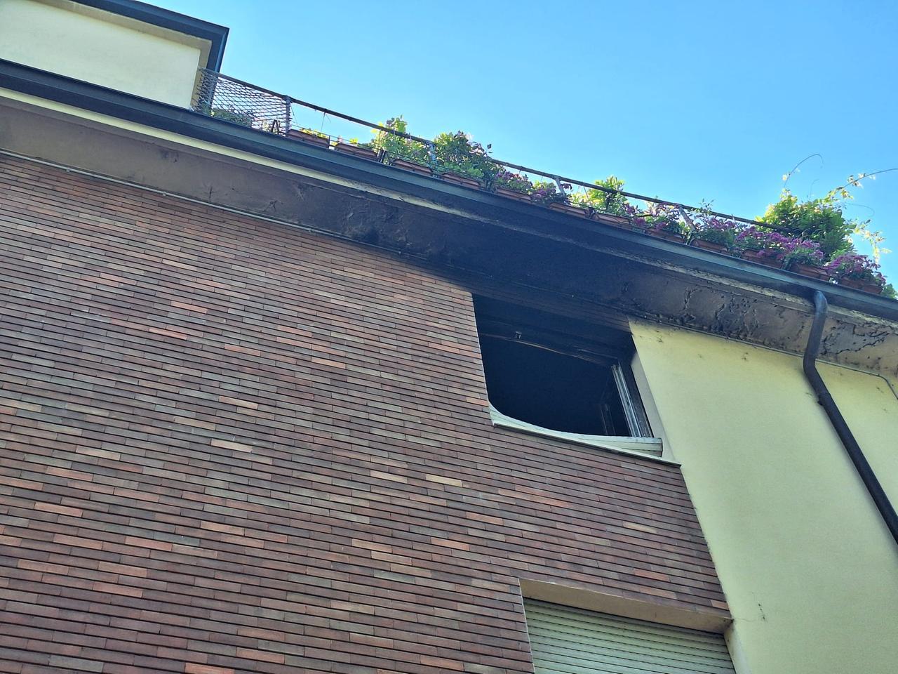 Incendio in un appartamento a Reggio Emilia: gravi danni alla cucina