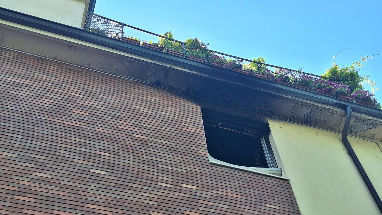 Incendio in un appartamento a Reggio Emilia: gravi danni alla cucina
