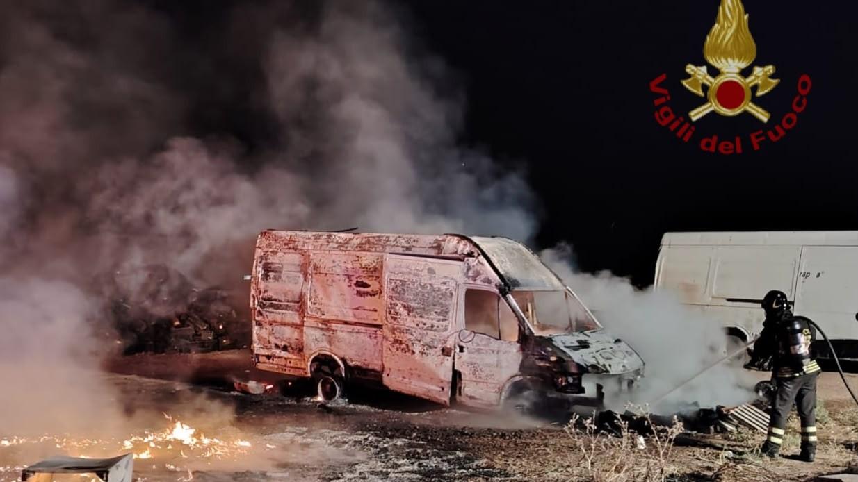 Notte di fuoco, diversi automezzi distrutti dalle fiamme