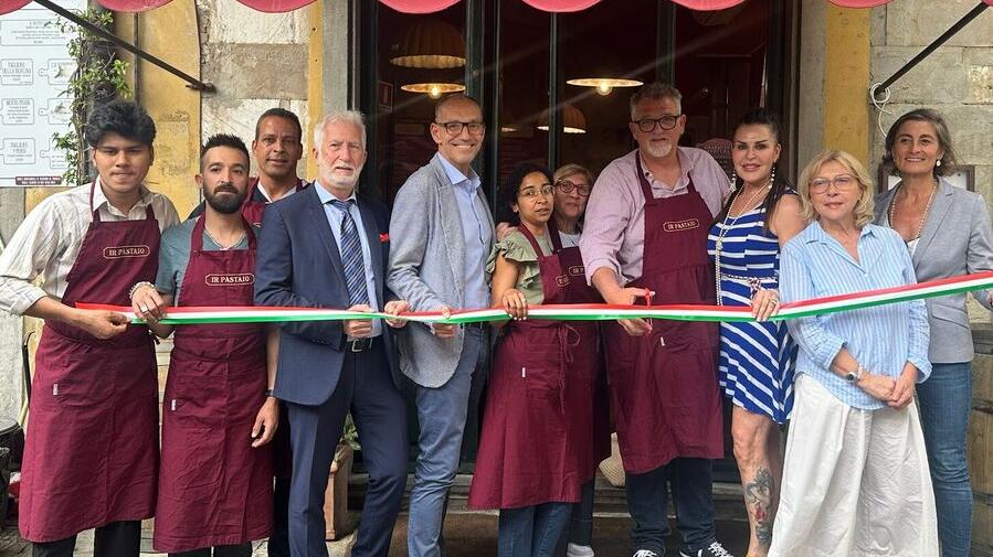 Il taglio del nastro del nuovo “Ir Pastaio” in piazza Cairoli