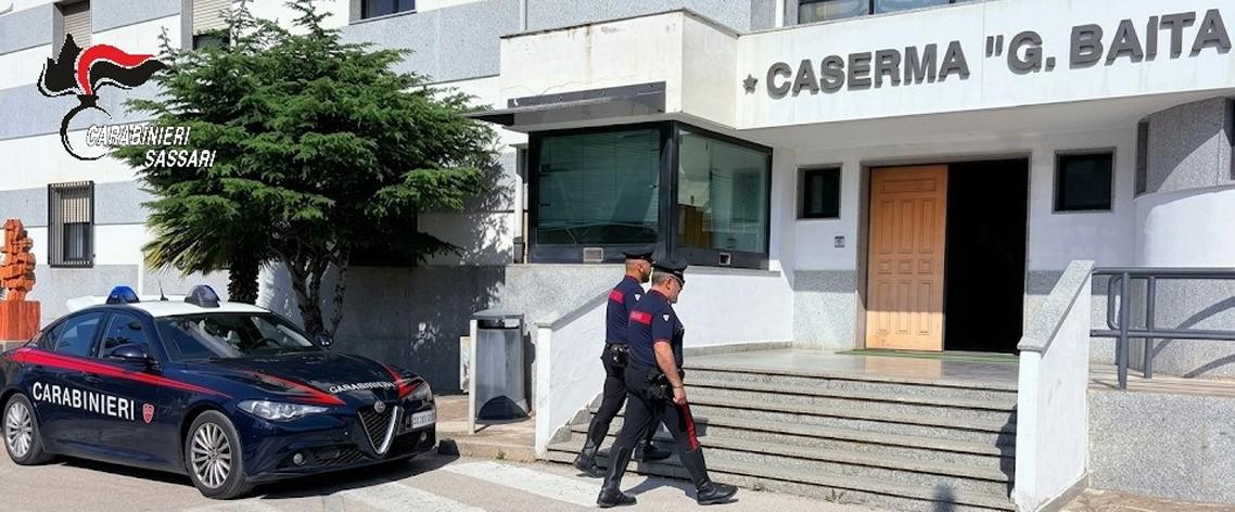 Alghero, rapine nei negozi con la maschera di Dalì: arrestato il presunto complice