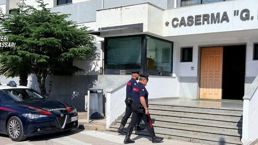 Alghero, rapine nei negozi con la maschera di Dalì: arrestato il presunto complice