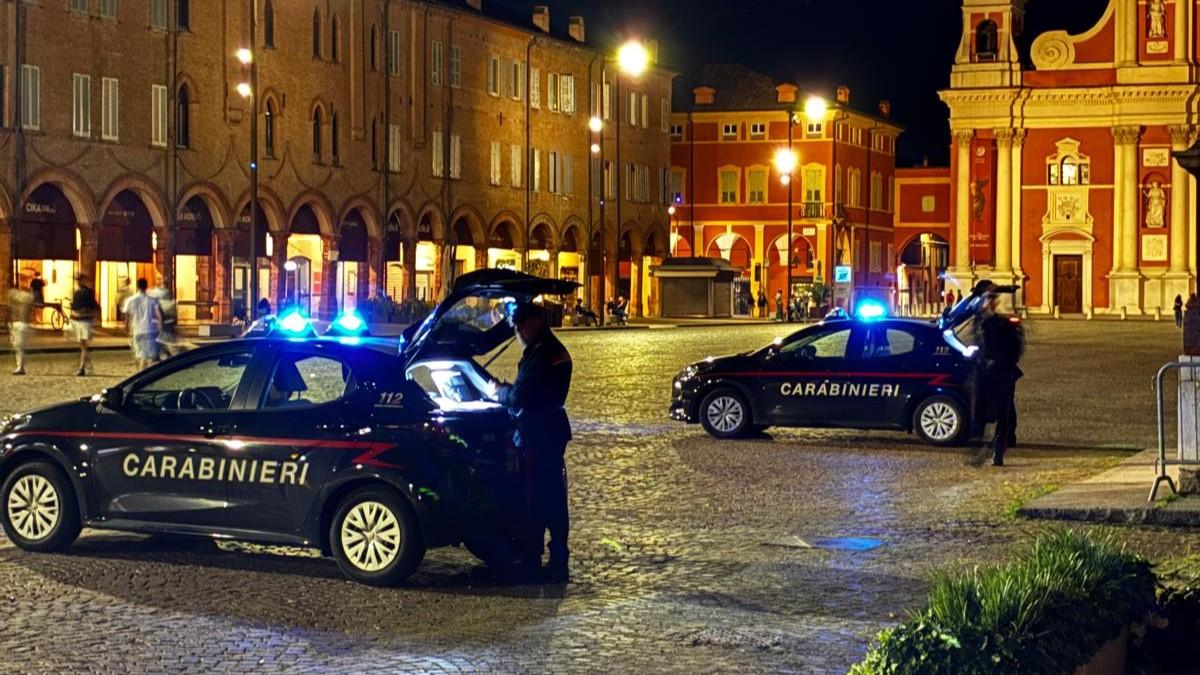 Ruba nelle auto e poi si nasconde a casa di un’anziana per fuggire ai carabinieri: arrestato