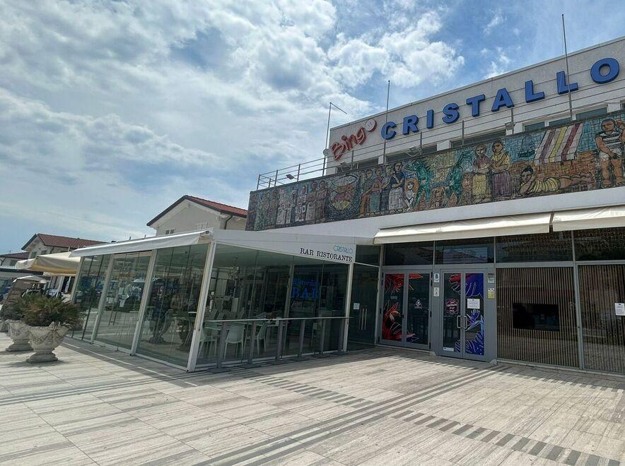 
	Il bar-ristorante Cristallo, adiacente all&rsquo;omonima sala bingo e allo stabilimento balneare&nbsp;(foto Iacopo Giannini)

