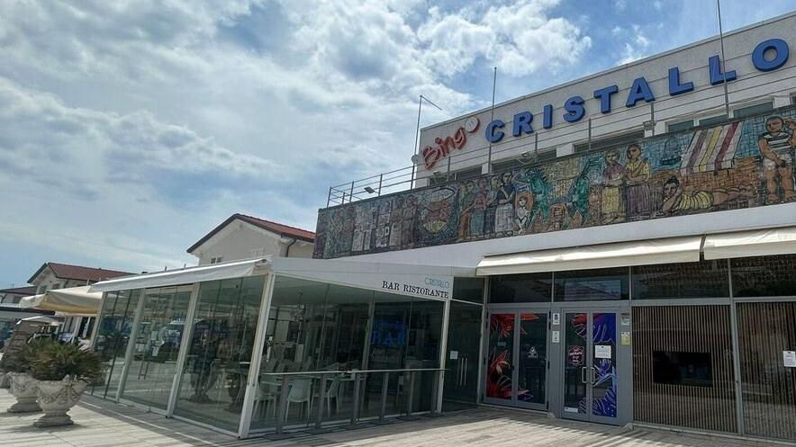 Il bar-ristorante Cristallo, adiacente all’omonima sala bingo e allo stabilimento balneare (foto Iacopo Giannini)