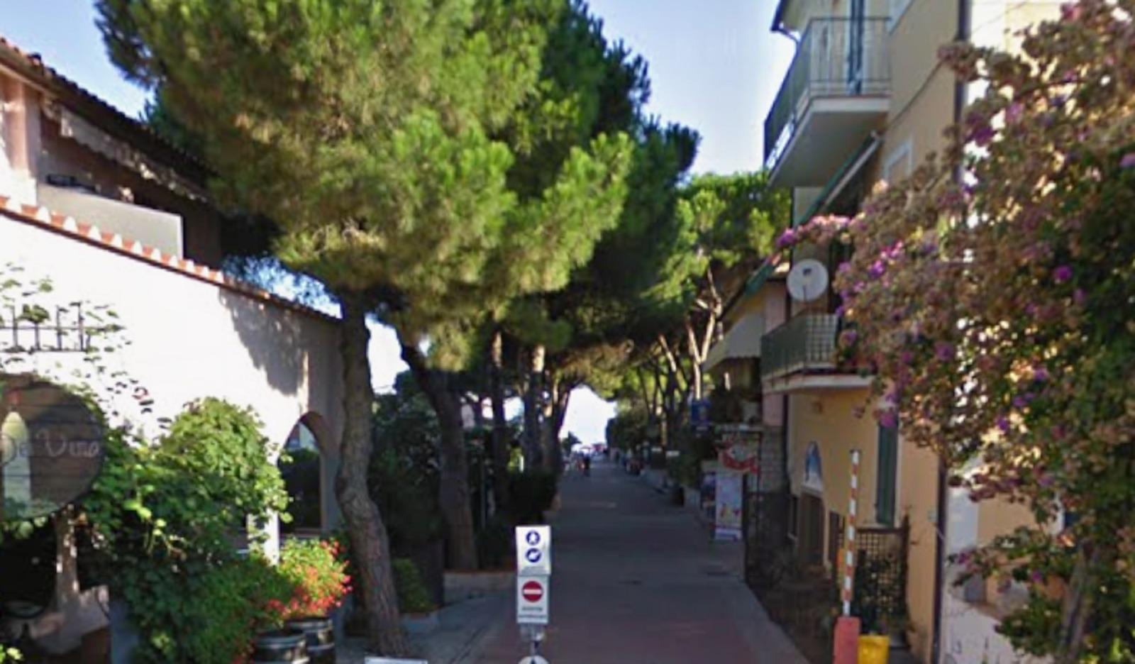 Via del Mare, a Procchio, dove la donna è caduta