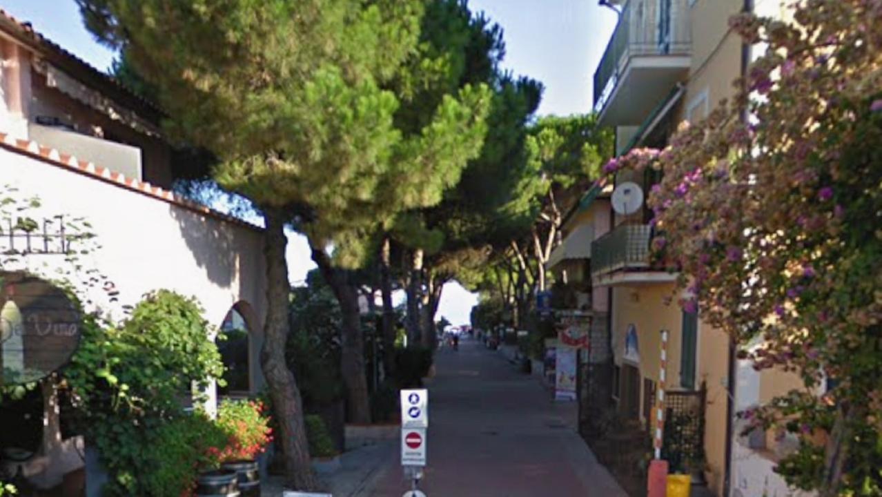 Via del Mare, a Procchio, dove la donna è caduta