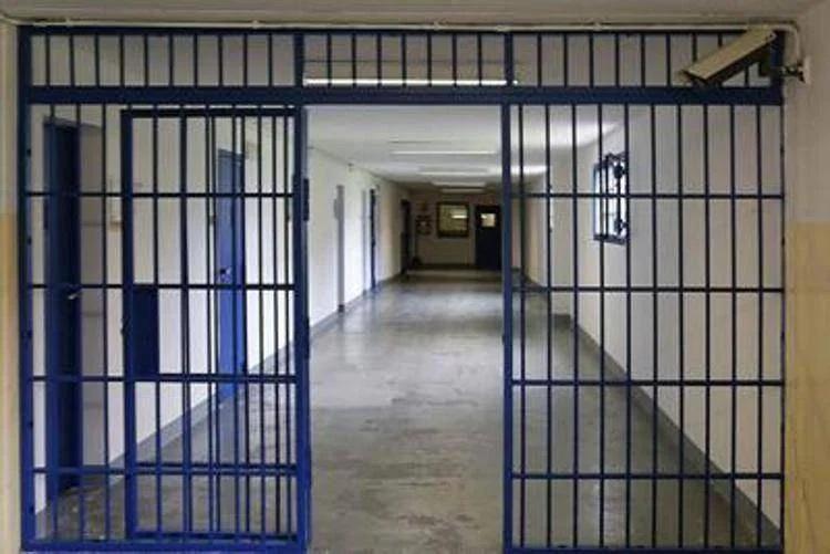 Beatrice morta a 2 anni, arrestato il compagno della madre: nel telefono le immagini dei pestaggi. Il gip: «Sevizie e crudeltà»