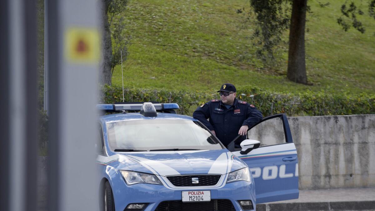 Orrore nel parco, un uomo incaprettato e ucciso nei giardini del museo