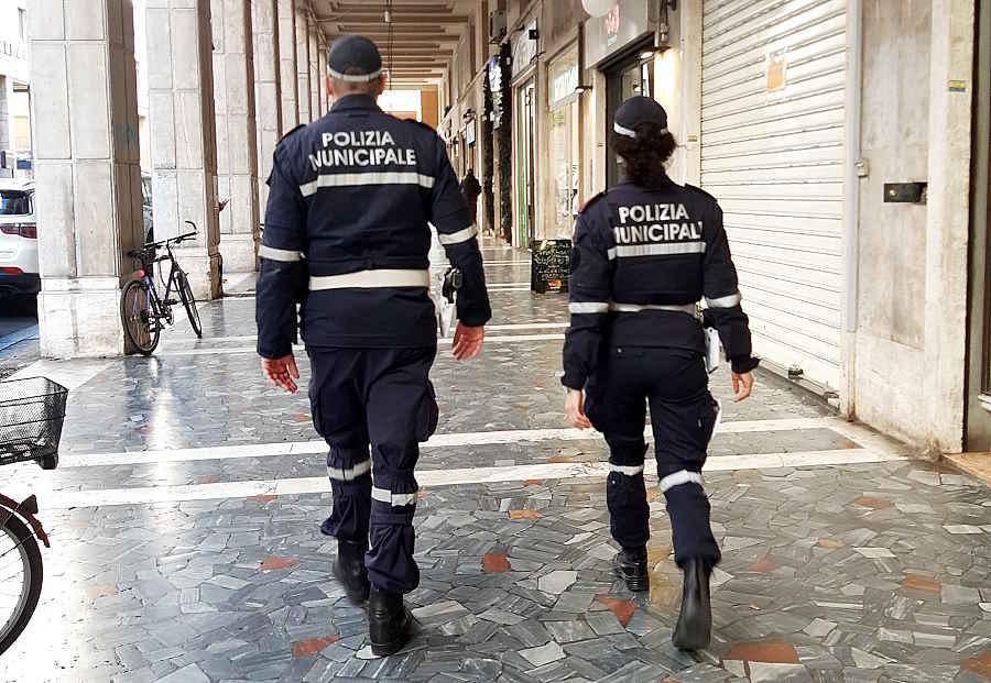 Due agenti della municipale in centro (foto d'archivio)