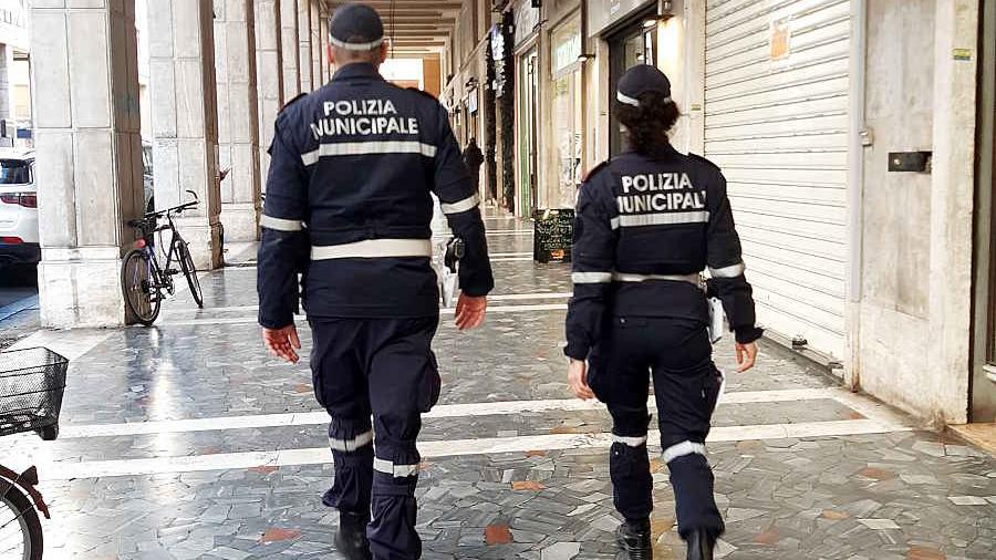 Due agenti della municipale in centro (foto d'archivio)