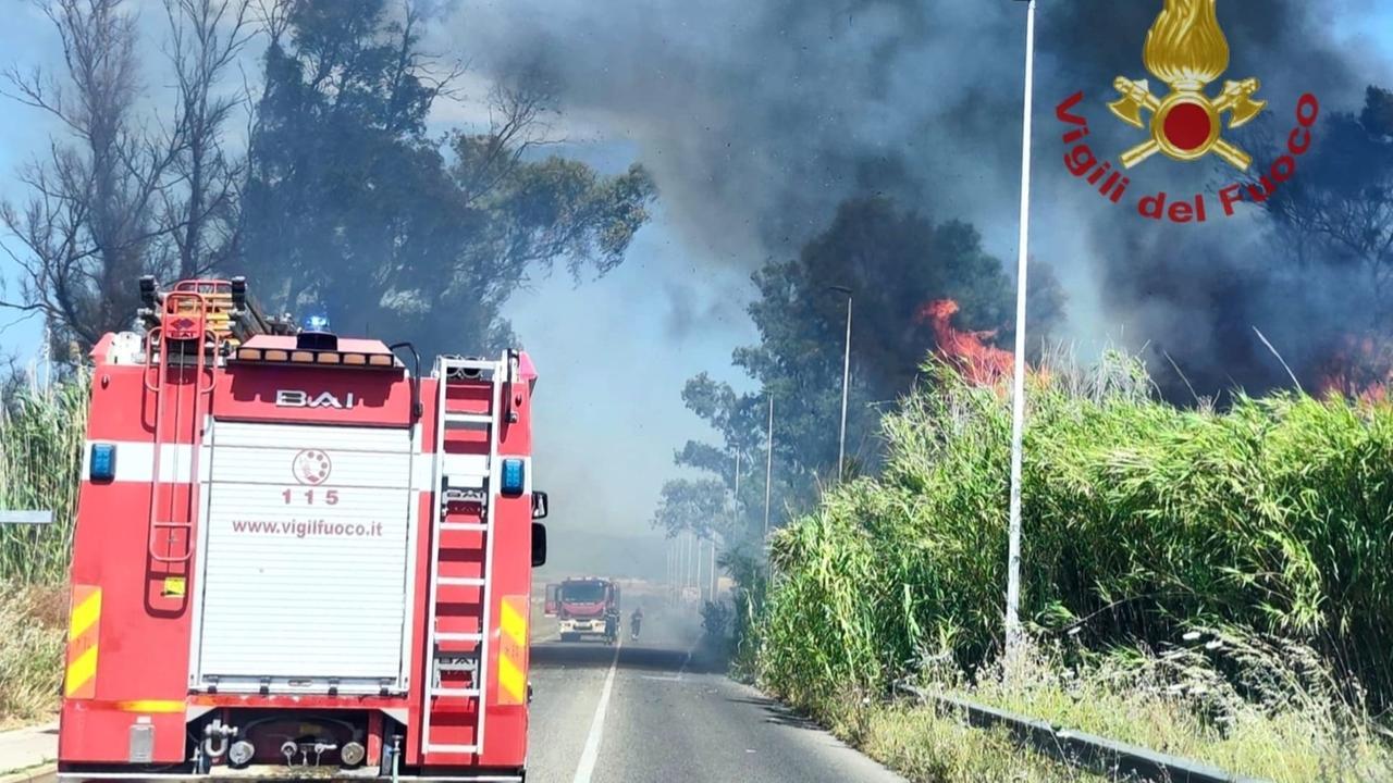 Pomeriggio di fuoco in Sardegna, le fiamme minacciano le abitazioni in periferia: traffico in tilt