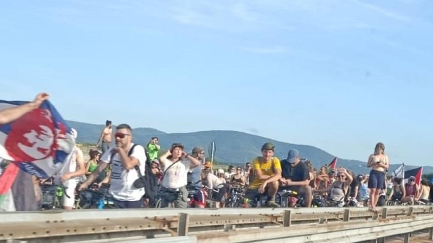 I manifestanti in autostrada