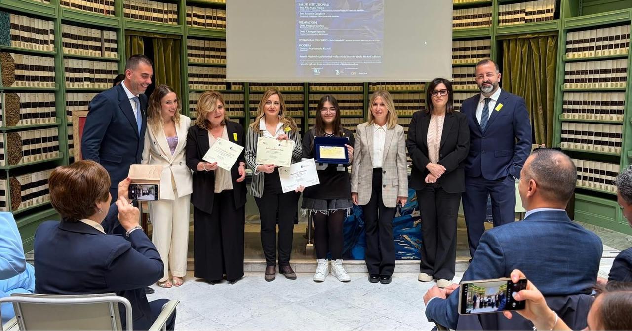 Allegate: una foto delle premiazioni con Alessandra Interdonato al centro, ed una foto in cui Alessandra, nella Sala Biblioteca del Senato, fa una sintesi del suo racconto premiato.