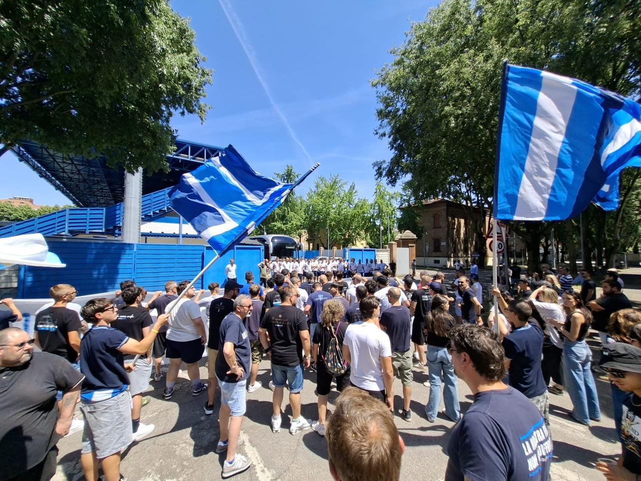 «Questa gente ci crede». Faccia a faccia alla partenza, i tifosi caricano l’Ars et Labor per la semifinale di ritorno playoff