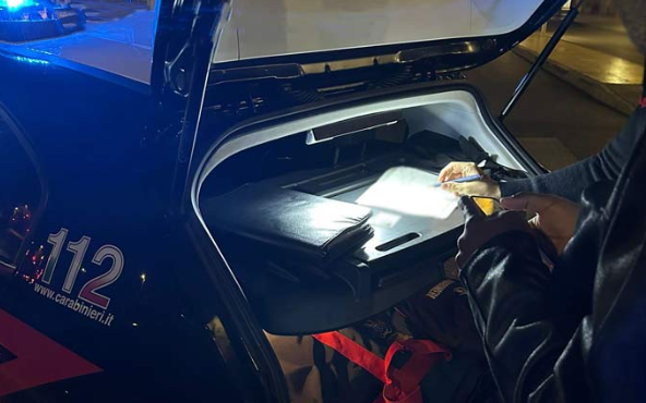 Si denuda in strada, sputa ai carabinieri e prende a calci l’ambulanza: fermato con lo spray urticante e arrestato