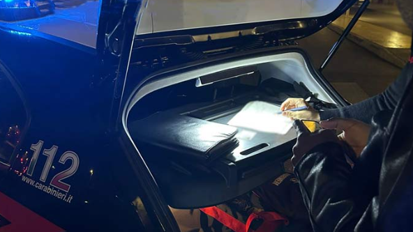 Si denuda in strada, sputa ai carabinieri e prende a calci l’ambulanza: fermato con lo spray urticante e arrestato