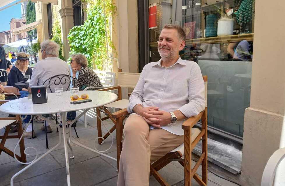 
	Gianluca Banchelli davanti al Caff&egrave; Poirot

