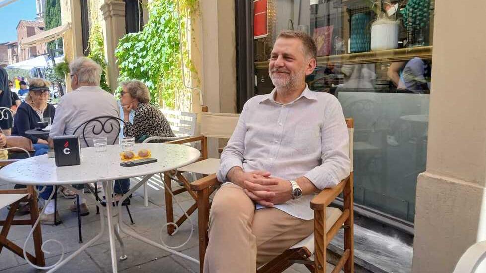 Gianluca Banchelli davanti al Caffè Poirot
