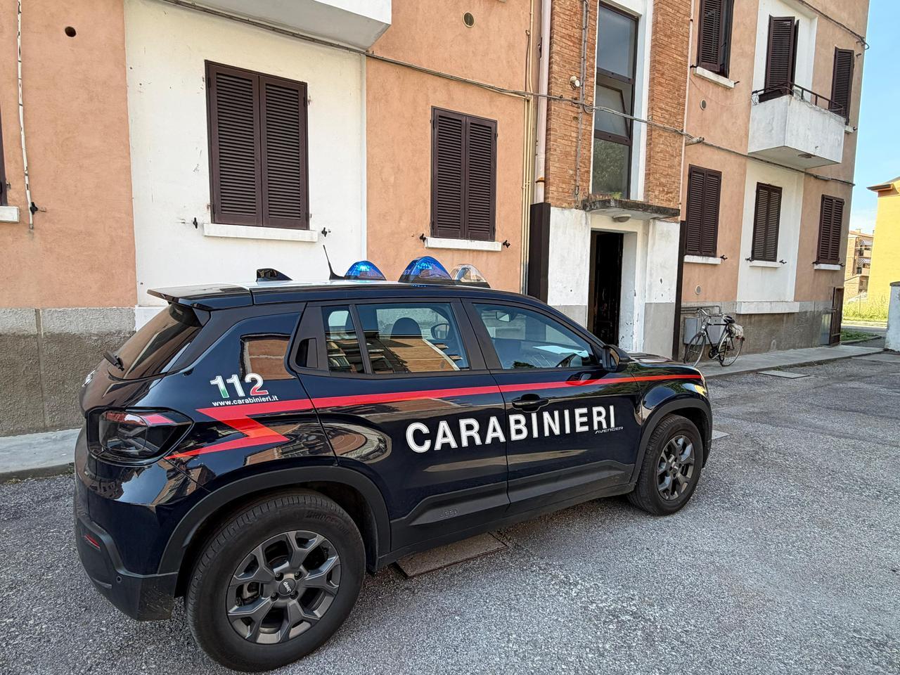 Trovati morti in casa a Ferrara, l’allarme lanciato dai vicini