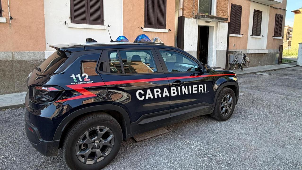 Trovati morti in casa a Ferrara, l’allarme lanciato dai vicini