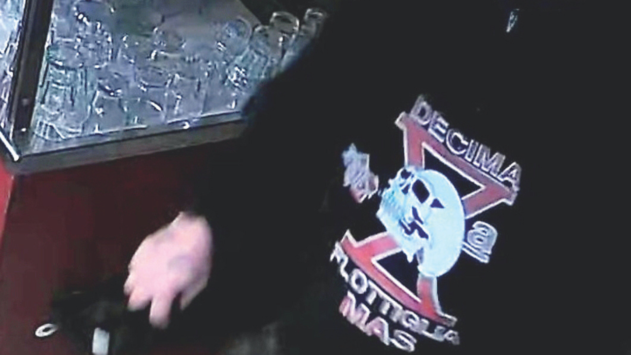 Il ladro con la maglia della Decima Mas ripreso dalle telecamere