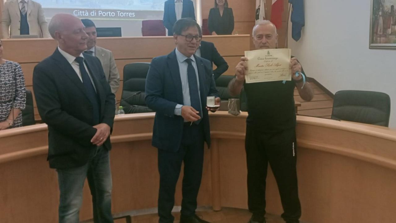 Mezzo secolo di sport, valori e impegno per i giovani: Porto Torres premia Paolo Algisi