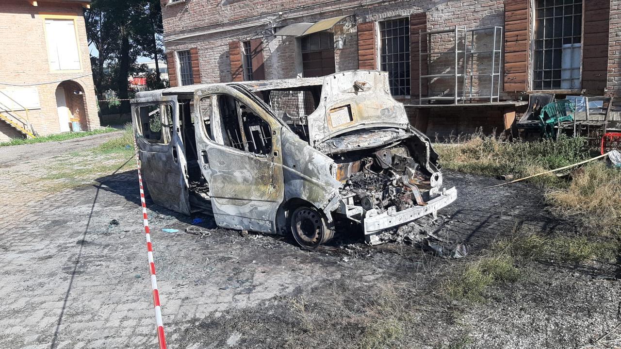 Auto e furgone sottoposti a fermo distrutti dalle fiamme: ipotesi incendio doloso