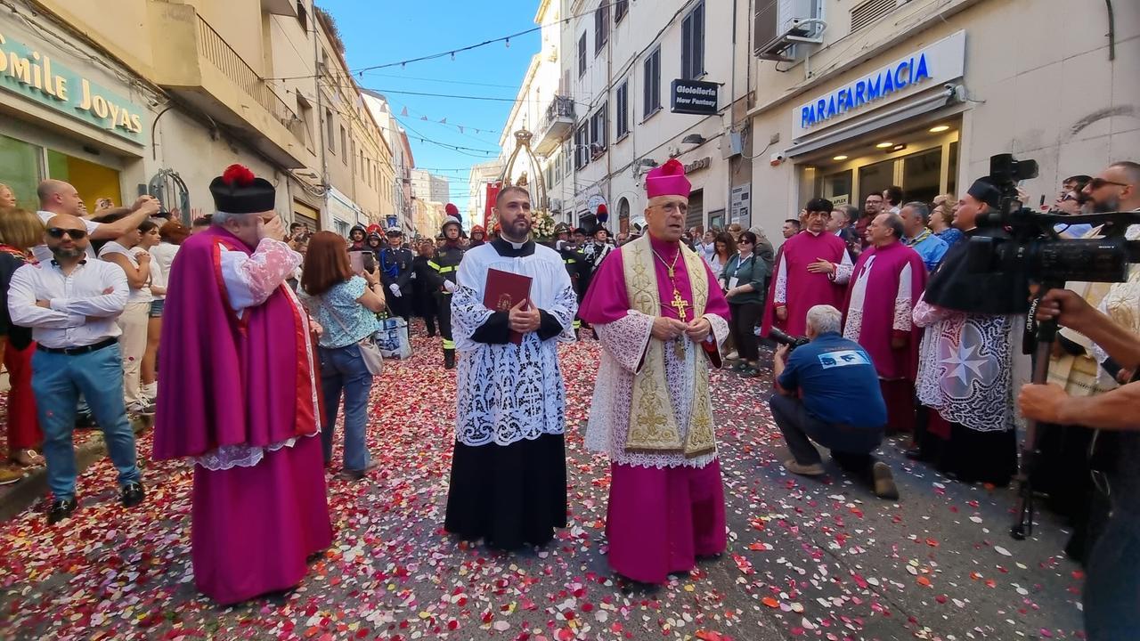 Sassari, parte la processione della Vergine delle Grazie: il simulacro verso San Pietro in Silki – VIDEO