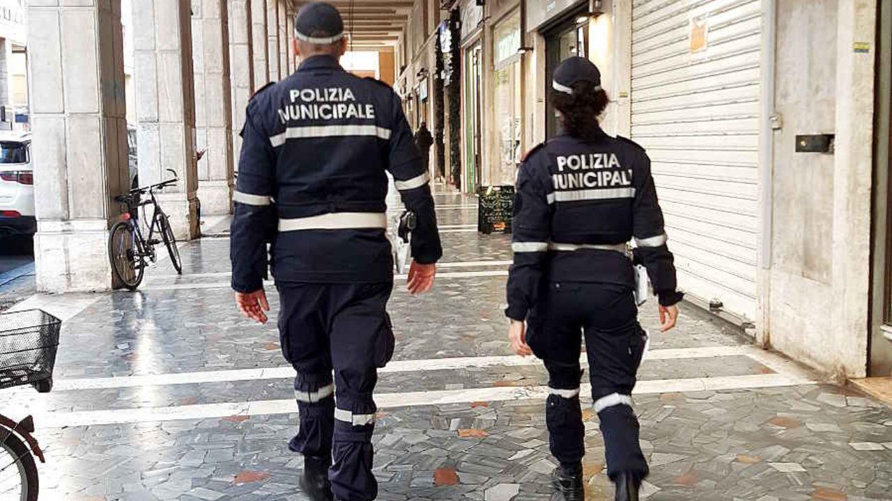 Livorno, manda all’ospedale tre vigili poi tenta di derubare un disabile