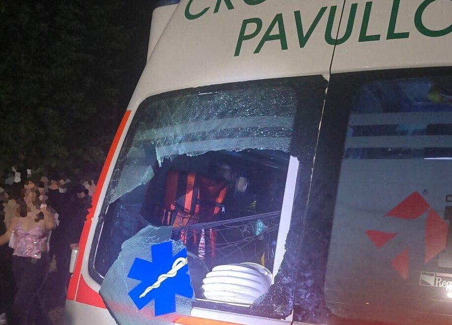 Scoppia la rissa dopo la festa: rompe il vetro dell’ambulanza, poi si scusa con una mail: «Sono un “deficiente”»