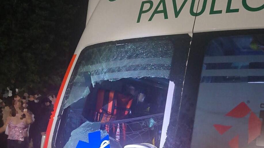 Scoppia la rissa dopo la festa: rompe il vetro dell’ambulanza, poi si scusa con una mail: «Sono un “deficiente”»