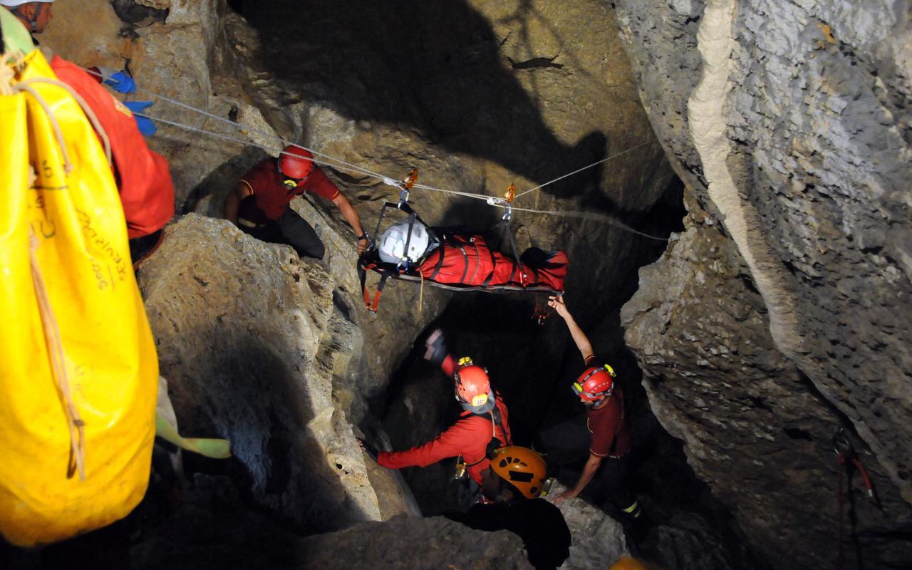 Speleologo rimane bloccato a 120 metri di profondità: in corso i tentativi di soccorso
