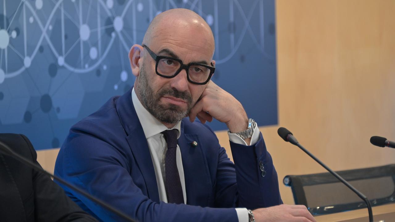 Caso sospetto di Ebola a Cagliari, Bassetti invita alla prudenza: «L’effetto “al lupo al lupo” può essere pericoloso»