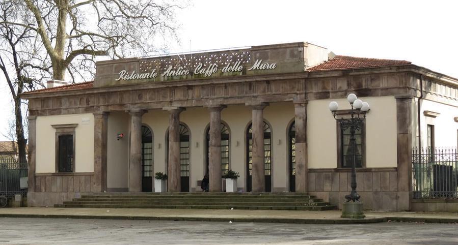 Lucca, ultima cena al Caffè delle Mura, i titolari: «Così non si può andare avanti»<br>
